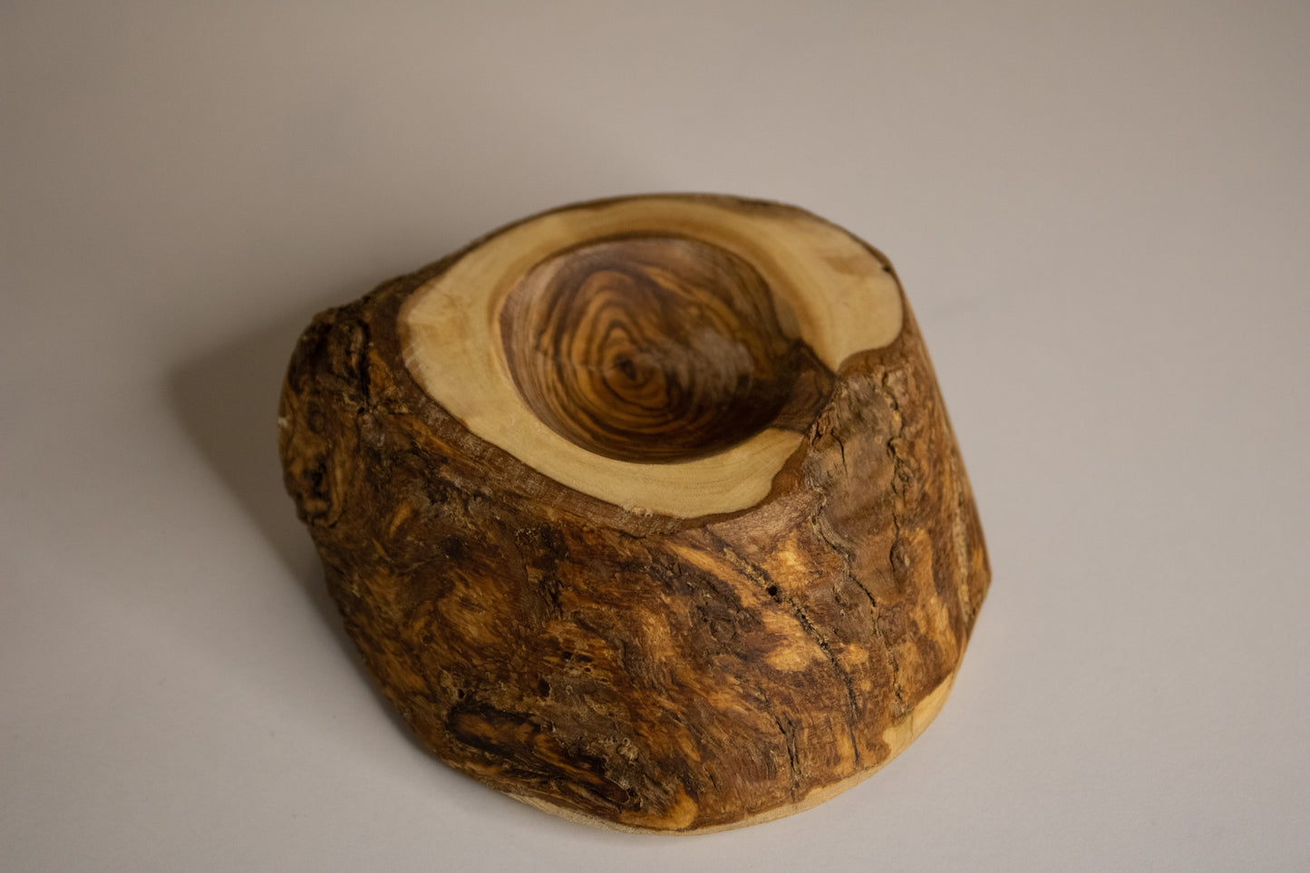 Œuf et socle en bois d'olivier | 9.5cm / 3.5in