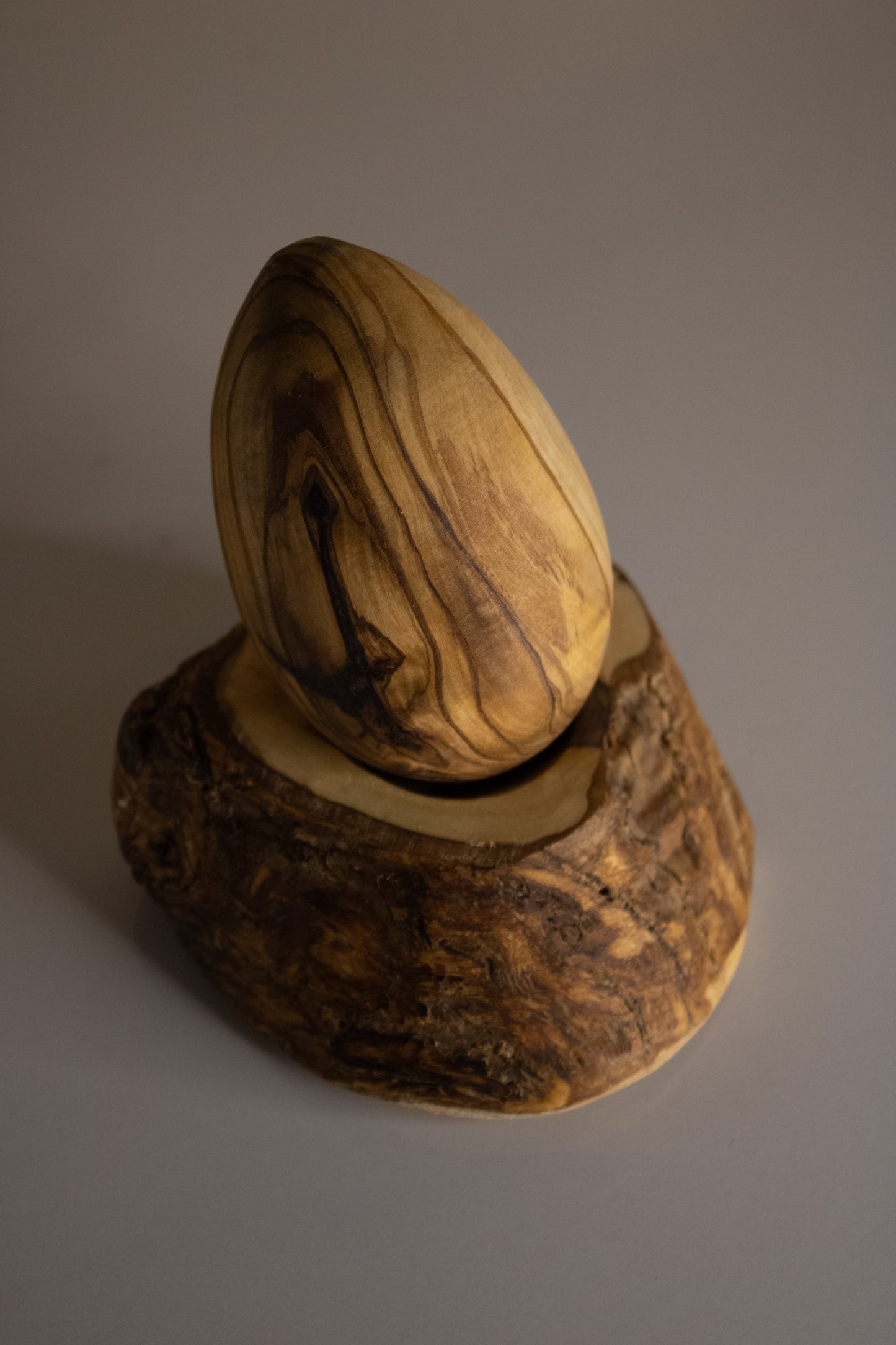 Œuf et socle en bois d'olivier | 9.5cm / 3.5in