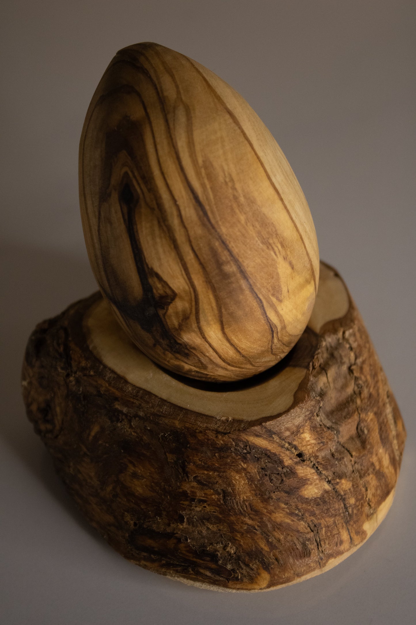 Œuf et socle en bois d'olivier | 9.5cm / 3.5in