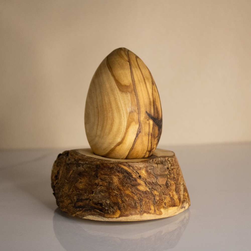 Œuf et socle en bois d'olivier | 9.5cm / 3.5in