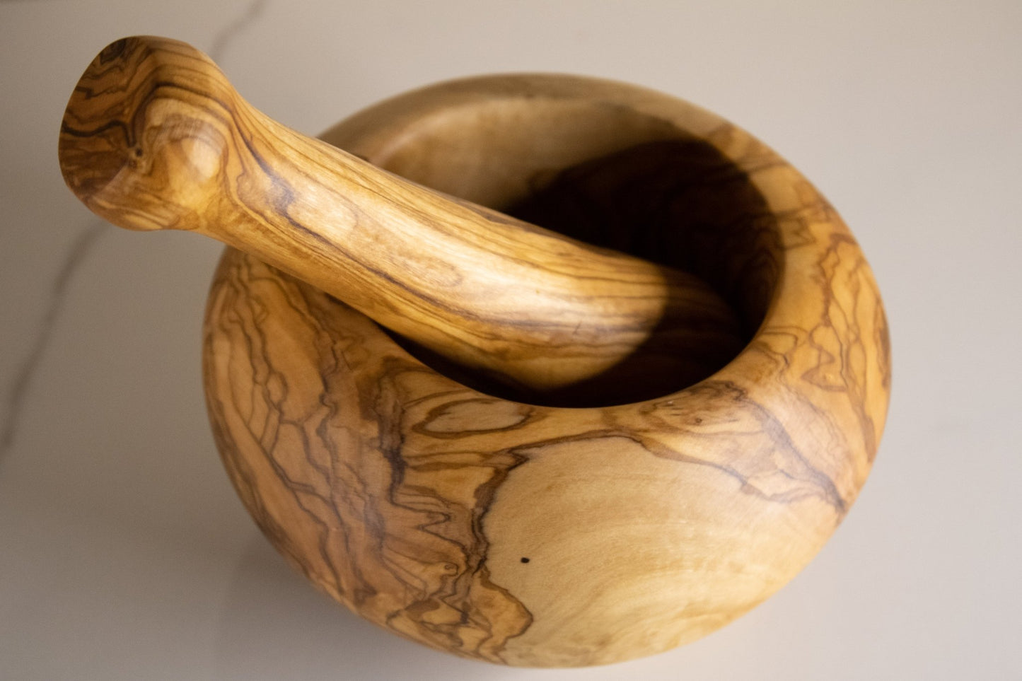 Mortier arrondi et pilon en bois d'olivier | Diamètre : 14cm - RusticOliveWoods