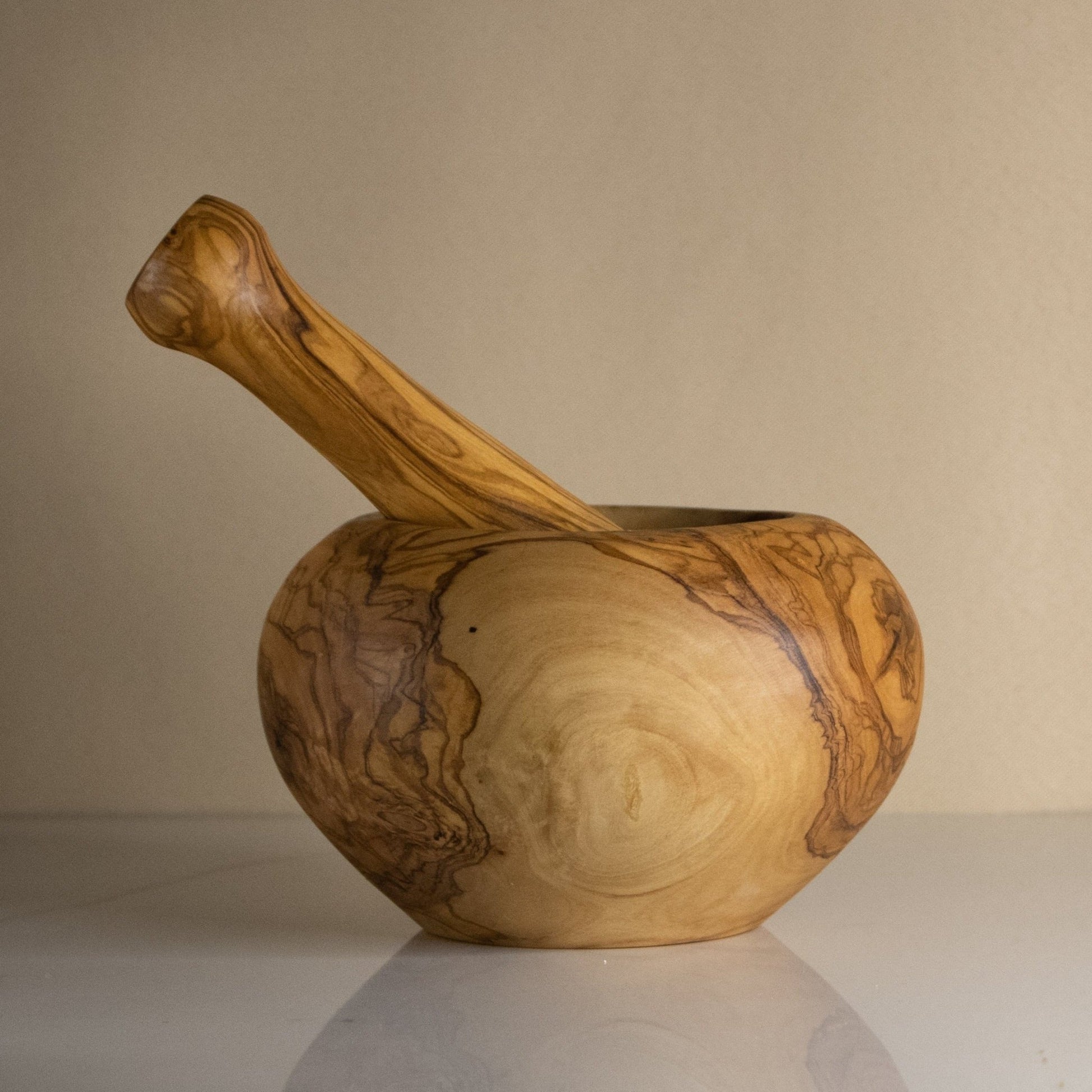 Mortier arrondi et pilon en bois d'olivier | Diamètre : 14cm - RusticOliveWoods