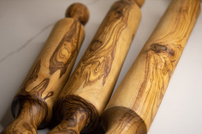 Lot de 3 rouleaux pâtissier en bois d&#39;olivier posés sur une table en marbre