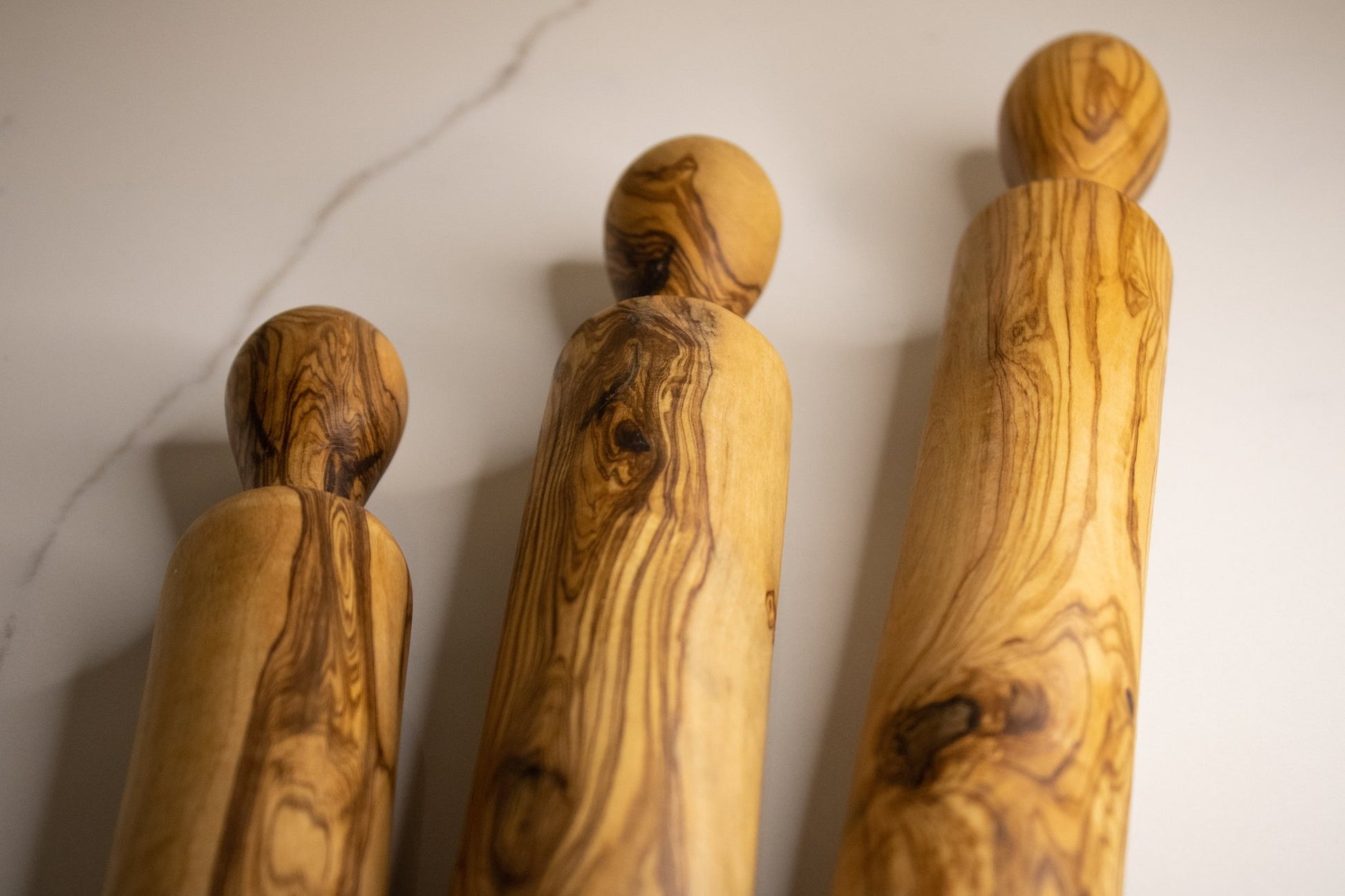 Lot de 3 rouleaux pâtissier en bois d&#39;olivier posés sur une table en marbre