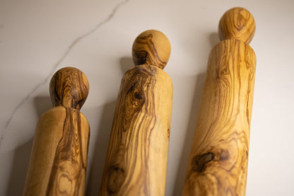 Lot de 3 rouleaux pâtissier en bois d&#39;olivier posés sur une table en marbre