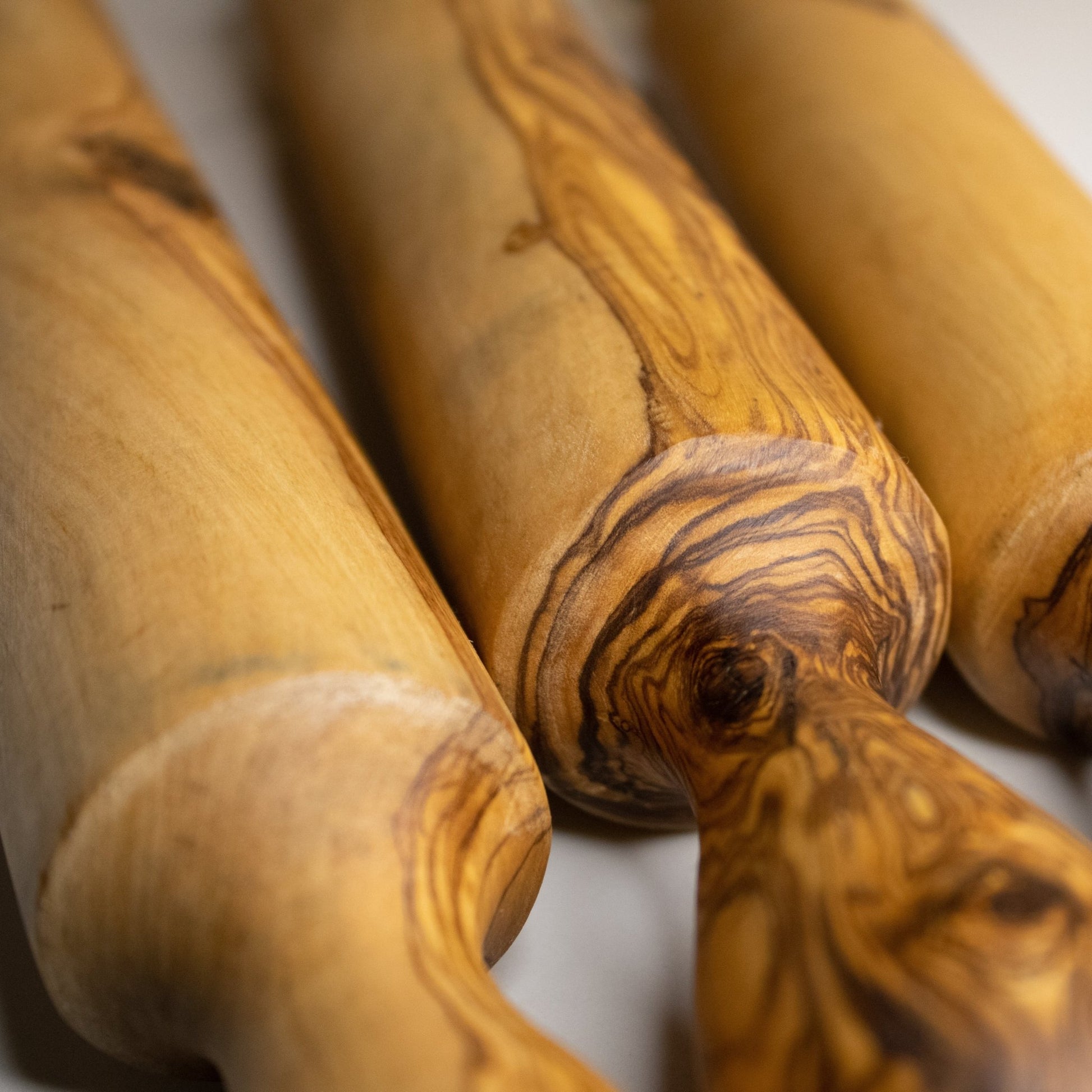 Lot de 3 rouleaux pâtissier en bois d&#39;olivier posés sur une table en marbre