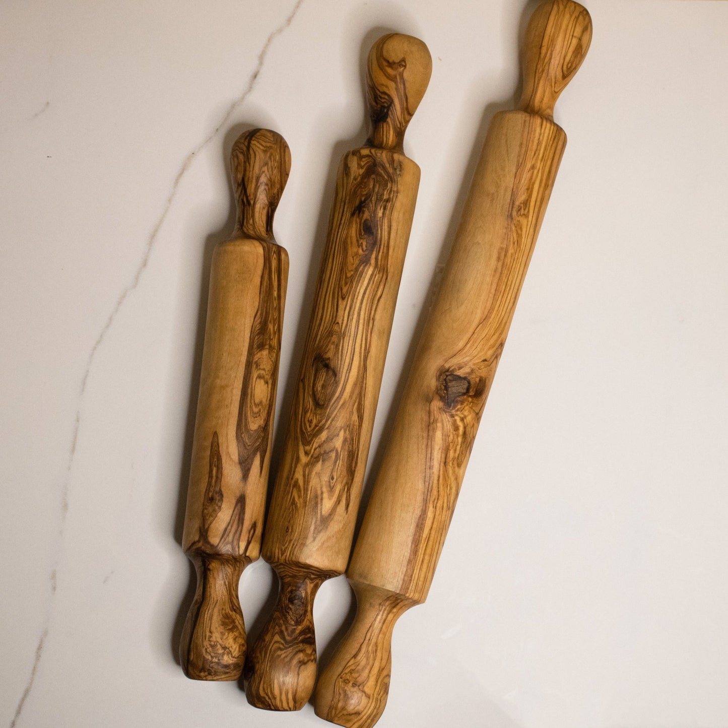 Lot de 3 rouleaux pâtissier en bois d&#39;olivier posés sur une table en marbre